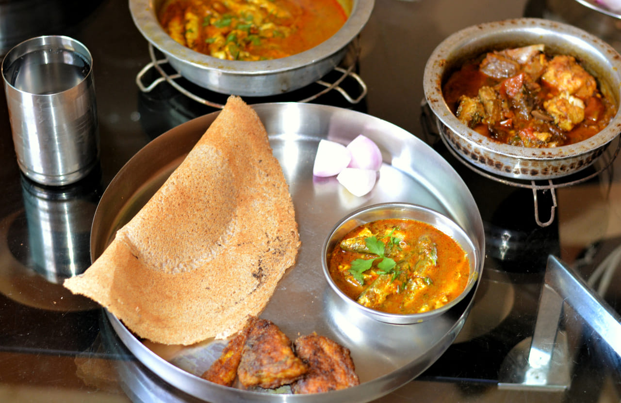 ദോശയും ചട്ണിയും നമ്മുടെ ഇഷ്ട ഭക്ഷണമാണ്. എവിടെപോയാലും ഒരു ദോശ കിട്ടാൻ ആഗ്രഹിക്കാത്തവർ ചുരുക്കമാണ്. എന്നാൽ ദോശയും ചട്ണിയും കഴിച്ചാൽ മുടി വളരുമോ? വളരുമെന്നാണ് വിദഗ്ധർ പറയുന്നത്. എന്നാൽ റാഗികൊണ്ടുള്ള ദോശ തയ്യാറാക്കി കഴിക്കണം. ചട്ണിയും തയ്യാറാക്കാം ഇങ്ങനെ. (Image Credits: Gettyimages)