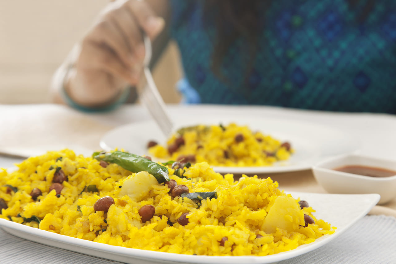 ഇതിലേക്ക് വേവിച്ച് വച്ചേക്കുന്ന അരിയും ആവശ്യത്തിന് ഉപ്പും ചേർത്ത് നന്നായി യോജിപ്പിക്കുക. ശേഷം വായു കടക്കാത്ത പാത്രത്തിൽ സൂക്ഷിക്കുക. യാത്ര ചെയ്യുമ്പോൾ ഏറ്റവും രുചികരവും ആരോ​ഗ്യകരവുമായ ഭക്ഷണമാണിത്.