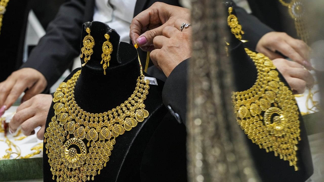 Kerala Gold Rate: മധ്യപൂര്‍വദേശത്തെ സംഘര്‍ഷങ്ങള്‍ വിനയായി; 75,000 തൊട്ടു തൊട്ടില്ലെന്ന മട്ടില്‍ സ്വര്‍ണവില; സാധാരണക്കാരന് കിട്ടാക്കനിയാകുമോ?