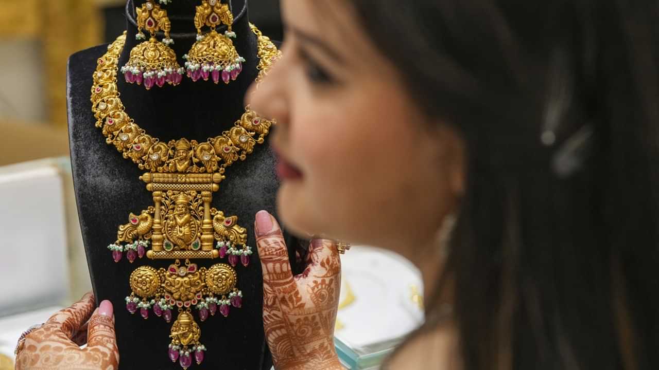 Kerala Gold Rate: സ്വര്ണവിപണിയിലെങ്ങും അസ്ഥിരക്കാഴ്ചകള്; ട്രംപിന്റെ തിടുക്കം വിനയാകും; എന്തും സംഭവിക്കാം Kerala Gold Rate: സ്വര്ണവിപണിയിലെങ്ങും അസ്ഥിരക്കാഴ്ചകള്; ട്രംപിന്റെ തിടുക്കം വിനയാകും; എന്തും സംഭവിക്കാം