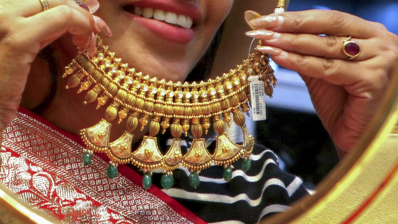 Kerala Gold Rate: സ്വര്ണവിലയില് ഞെട്ടിച്ച് ജൂണ് ആദ്യവാരം, ‘ഒടുവില് ലഭിച്ച ആശ്വാസം’ വരും ആഴ്ചകളിലും തുടരുമോ? ആശ്വസിക്കാന് വരട്ടെ Kerala Gold Rate: സ്വര്ണവിലയില് ഞെട്ടിച്ച് ജൂണ് ആദ്യവാരം, ‘ഒടുവില് ലഭിച്ച ആശ്വാസം’ വരും ആഴ്ചകളിലും തുടരുമോ? ആശ്വസിക്കാന് വരട്ടെ