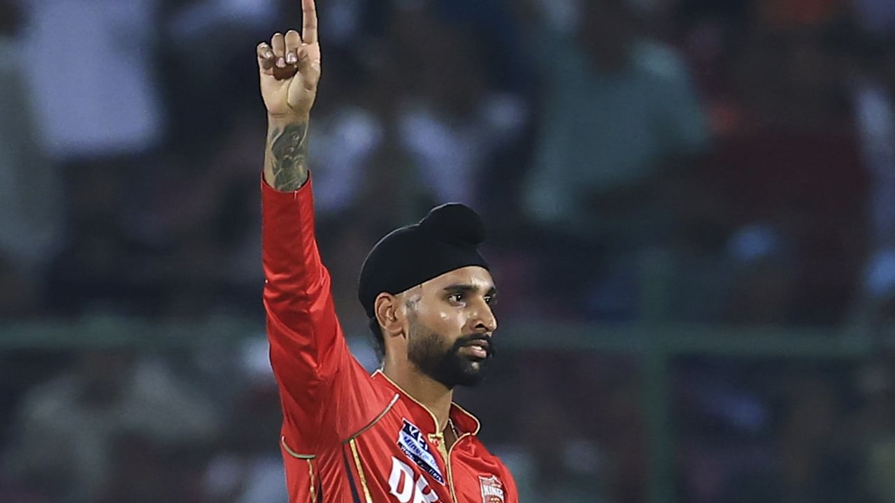 എഡ്ജ്ബാസ്റ്റണില്‍ നടക്കുന്ന ഇംഗ്ലണ്ടിനെതിരായ രണ്ടാം ടെസ്റ്റിന് മുന്നോടിയായി ഇന്ത്യ നടത്തുന്ന പരിശീലന സെഷനില്‍ പങ്കെടുത്ത് പഞ്ചാബ് കിങ്‌സ് താരം ഹര്‍പ്രീത് ബ്രാര്‍. ഐപിഎല്ലില്‍ താരതമ്യേന മികച്ച പ്രകടനം പുറത്തെടുത്ത താരം സര്‍പ്രൈസായാണ് ഇന്ത്യന്‍ ടീമിന്റെ പരിശീലന സെഷനിലെത്തിയത് (Image Credits: PTI)