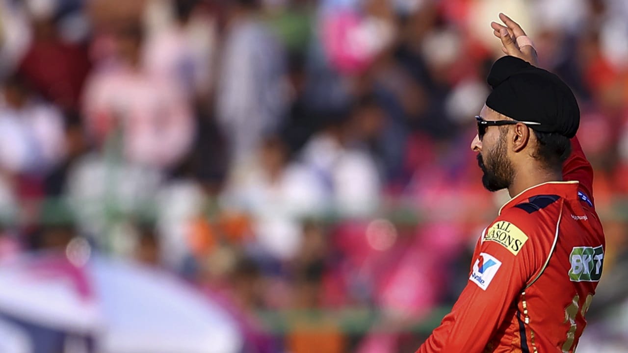 നിലവില്‍ ടെസ്റ്റ് ടീമിന്റെ ഭാഗമല്ലാത്ത ബ്രാര്‍ എങ്ങനെ പരശീലന സെഷനിലെത്തിയെന്നായിരുന്നു ആരാധകരുടെ സംശയം. മറ്റേതെങ്കിലും താരത്തിന് പകരം ബ്രാറിന്റെ അന്തിമ ടീമില്‍ ഉള്‍പ്പെടുത്തുമോയെന്ന ചോദ്യവും ഉയര്‍ന്നു. 