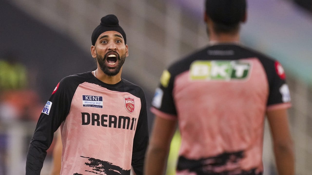 തന്റെ ഭാര്യ സ്വിന്‍ഡനില്‍ നിന്നാണ്. ബര്‍മിങ്ഹാമിന് വളരെ അടുത്താണ് അത്. അവിടെ നിന്നു 1-1.5 മണിക്കൂര്‍ ഡ്രൈവ് ചെയ്യാനുള്ള ദൂരമേയുള്ളൂ. ഗില്‍ പരിശീലനത്തിനെത്താന്‍ മെസേജ് അയയ്ക്കുകയായിരുന്നുവെന്നും ബ്രാര്‍ വെളിപ്പെടുത്തി.