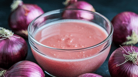 Onion Juice For Hair: ഒരു ചികിത്സയും വേണ്ട… സവാള ഇങ്ങനെ ഉപയോ​ഗിക്കൂ; മുടി തഴച്ചുവളരും