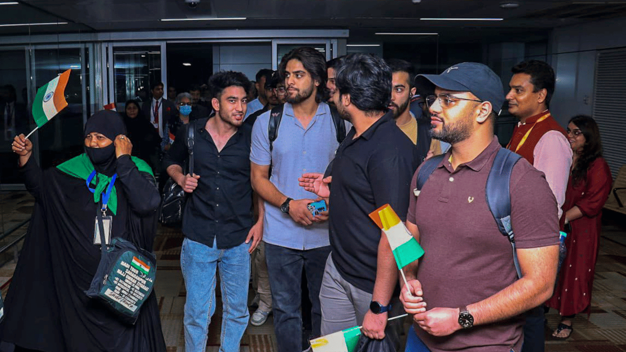 Operation Sindhu: ഓപ്പറേഷൻ സിന്ധു; ശനിയാഴ്ച അർധരാത്രി വരെ തിരിച്ചെത്തിയത് 1117 ഇന്ത്യക്കാരെന്ന് വിദേശകാര്യ മന്ത്രാലയം Operation Sindhu: ഓപ്പറേഷൻ സിന്ധു; ശനിയാഴ്ച അർധരാത്രി വരെ തിരിച്ചെത്തിയത് 1117 ഇന്ത്യക്കാരെന്ന് വിദേശകാര്യ മന്ത്രാലയം