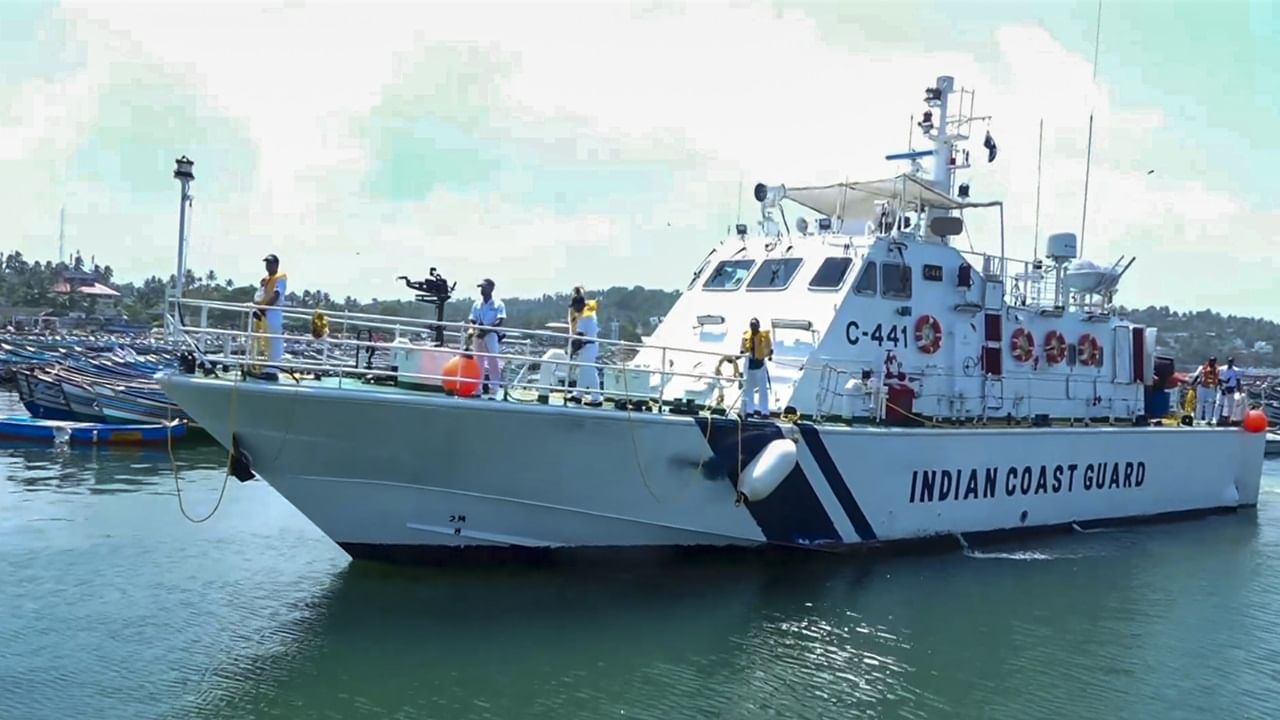 Indian Coast Guard Recruitment: 10, 12 യോഗ്യതയുള്ളവര്ക്കെല്ലാം അവസരം, അടിസ്ഥാന ശമ്പളം 21700 രൂപ; കോസ്റ്റ്ഗാര്ഡില് നിരവധി ഒഴിവുകള് Indian Coast Guard Recruitment: 10, 12 യോഗ്യതയുള്ളവര്ക്കെല്ലാം അവസരം, അടിസ്ഥാന ശമ്പളം 21700 രൂപ; കോസ്റ്റ്ഗാര്ഡില് നിരവധി ഒഴിവുകള്