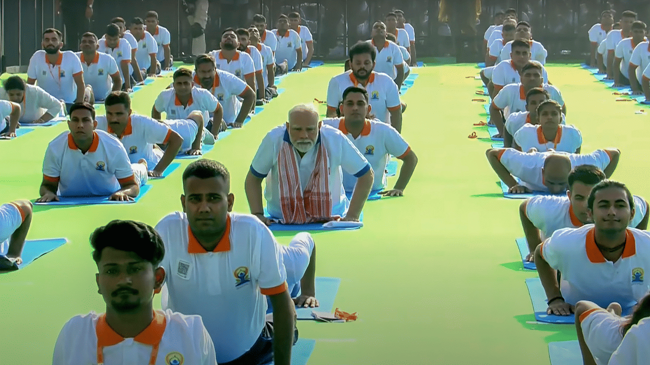International Yoga Day 2025: വെറുമൊരു വ്യായാമമല്ല... ലോകത്തെ അസ്വസ്ഥതകൾക്കിടയിലും സമാധാനത്തിലേക്കുള്ള ദിശയാണ് യോഗ; നരേന്ദ്ര മോദി