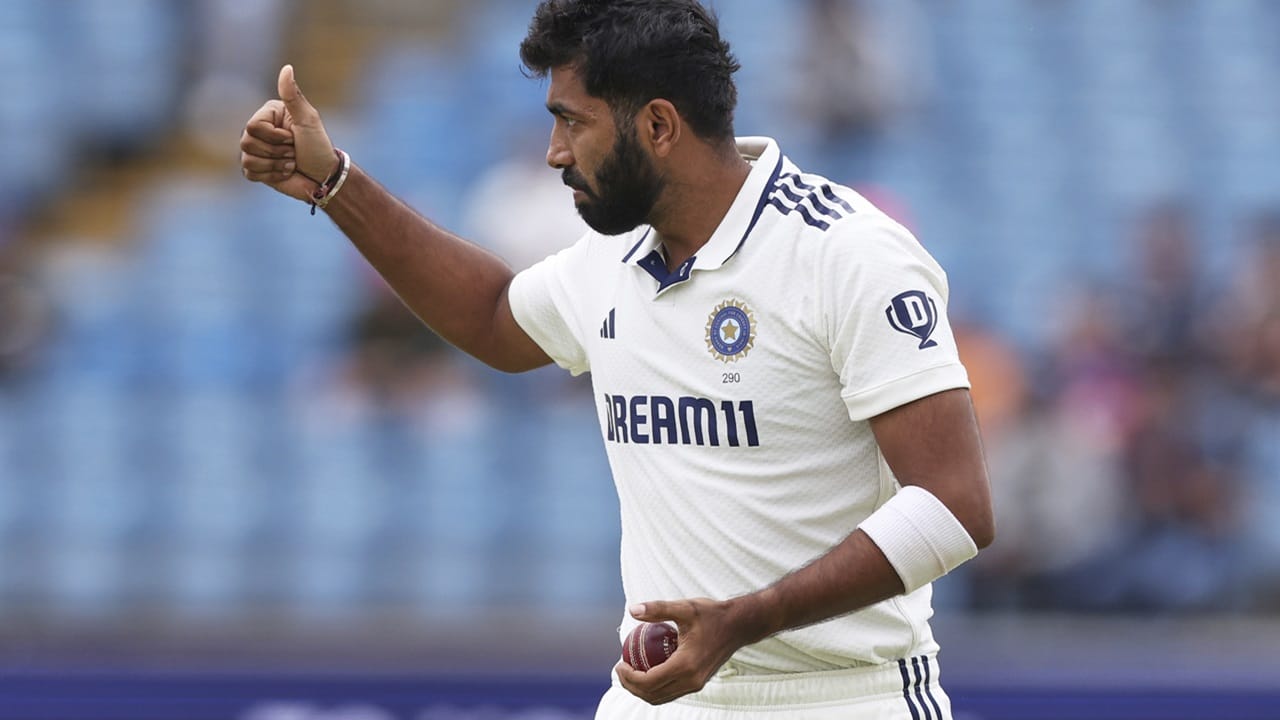 ഇടയ്‌ക്കെപ്പോഴോ വിജയപ്രതീക്ഷകള്‍ സമ്മാനിച്ചെങ്കിലും ഇംഗ്ലണ്ടിനെതിരായ ഒന്നാം ടെസ്റ്റില്‍ ഇന്ത്യന്‍ യുവനിരയ്ക്ക് ഒടുവില്‍ അടിയറവ് പറയേണ്ടി വന്നു. യശ്വസി ജയ്‌സ്വാള്‍, കെഎല്‍ രാഹുല്‍, ശുഭ്മാന്‍ ഗില്‍, ഋഷഭ് പന്ത് എന്നിവരൊഴികെയുള്ള ബാറ്റര്‍മാര്‍ പരാജയമായി. ബൗളര്‍മാരില്‍ ജസ്പ്രീത് ബുംറയൊഴികെയുള്ളവര്‍ക്ക് പ്രതീക്ഷയ്‌ക്കൊത്ത് ഉയരാനുമായില്ല (Image Credits: PTI)