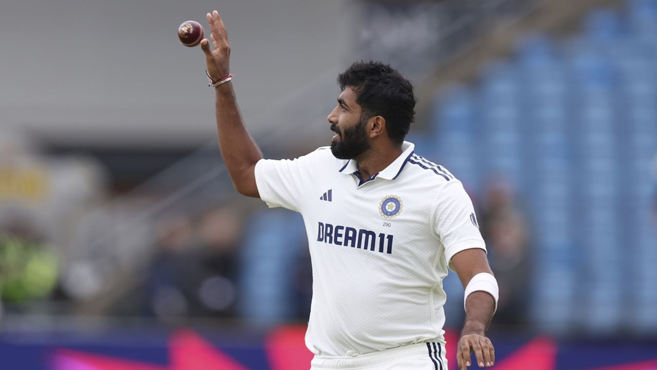 ആദ്യ ഇന്നിങ്സില് അഞ്ച് വിക്കറ്റുകള് വീഴ്ത്തിയ ബുംറയ്ക്ക് രണ്ടാം ഇന്നിങ്സില് വിക്കറ്റുകളൊന്നും ലഭിച്ചിരുന്നില്ല. ആദ്യ ടെസ്റ്റിന്റെ അവസാന ഘട്ടത്തില് ബുംറ കളിക്കളത്തില് നിന്നു വിട്ടുനില്ക്കുകയും ചെയ്തു. ഇതോടെ താരം പരിക്കിന്റെ പിടിയിലാണോ എന്നായി ആരാധകരുടെ ആശങ്ക.