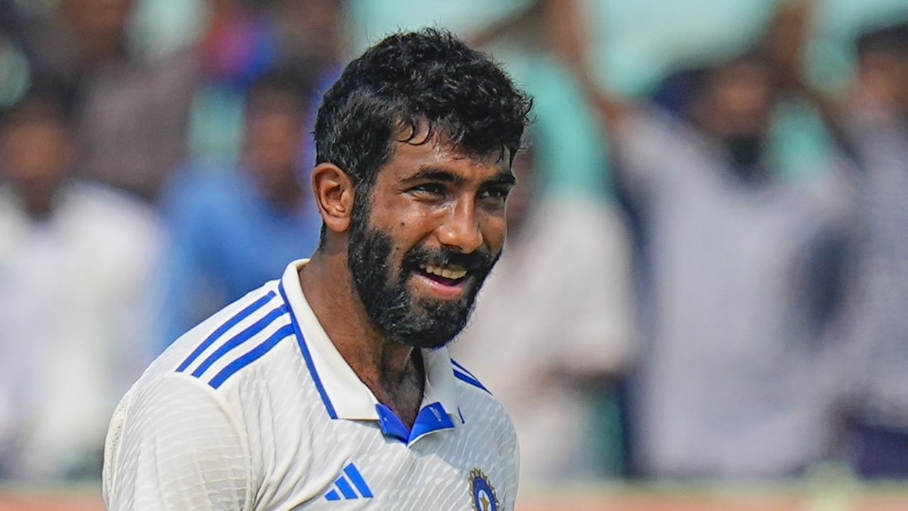 ആദ്യ ഇന്നിങ്സില് ഇംഗ്ലണ്ടിന്റെ അഞ്ച് വിക്കറ്റുകളാണ് ബുംറ പിഴുതത്. ബുംറയുടെ പന്തില് ക്യാച്ചിനുള്ള നാല് അവസരങ്ങളാണ് ഇന്ത്യന് ഫീല്ഡര്മാര് താഴെയിട്ടത്. ഫീല്ഡര്മാര് അവസരം നഷ്ടപ്പെടുത്തുന്നതിനെക്കുറിച്ച് ചോദിച്ചപ്പോള് നിരാശയുണ്ടെന്നും കരയാനാകിലല്ലോ എന്നായിരുന്നു ബുംറയുടെ മറുപടി.
