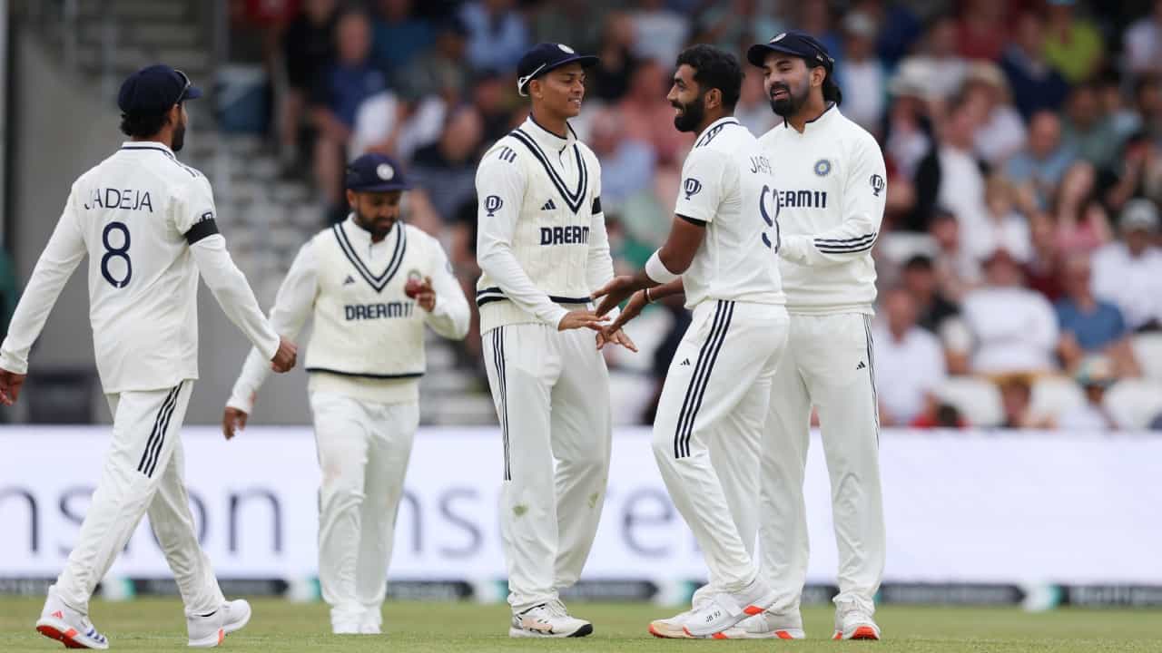 India vs England: ബുംറയ്ക്ക് അഞ്ച് വിക്കറ്റ് നേട്ടം; ഇന്ത്യയുടെ ഒന്നാം ഇന്നിംഗ്സ് സ്കോറിന് ആറ് റൺസകലെ ഇംഗ്ലണ്ട് ഓൾ ഔട്ട്
