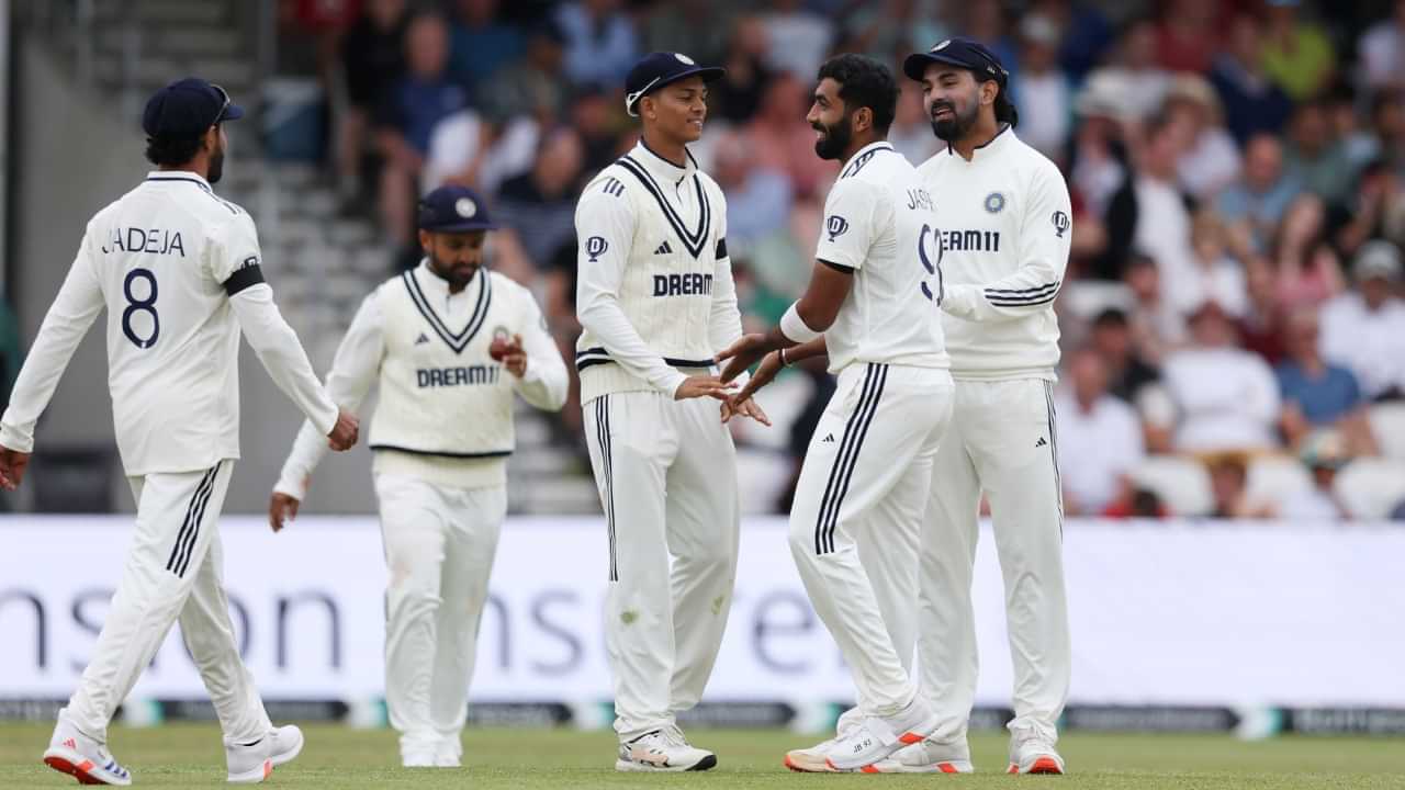 India vs England: ബുംറയ്ക്ക് അഞ്ച് വിക്കറ്റ് നേട്ടം; ഇന്ത്യയുടെ ഒന്നാം ഇന്നിംഗ്സ് സ്കോറിന് ആറ് റൺസകലെ ഇംഗ്ലണ്ട് ഓൾ ഔട്ട് India vs England: ബുംറയ്ക്ക് അഞ്ച് വിക്കറ്റ് നേട്ടം; ഇന്ത്യയുടെ ഒന്നാം ഇന്നിംഗ്സ് സ്കോറിന് ആറ് റൺസകലെ ഇംഗ്ലണ്ട് ഓൾ ഔട്ട്