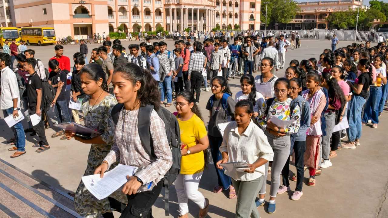 KEAM Rank List 2025 : മന്ത്രി ഉറപ്പ് പറഞ്ഞിട്ടും കീം റാങ്ക് ലിസ്റ്റ് വൈകുന്നു; കാരണം മുഖ്യമന്ത്രിയുടെ ഓഫീസ്?