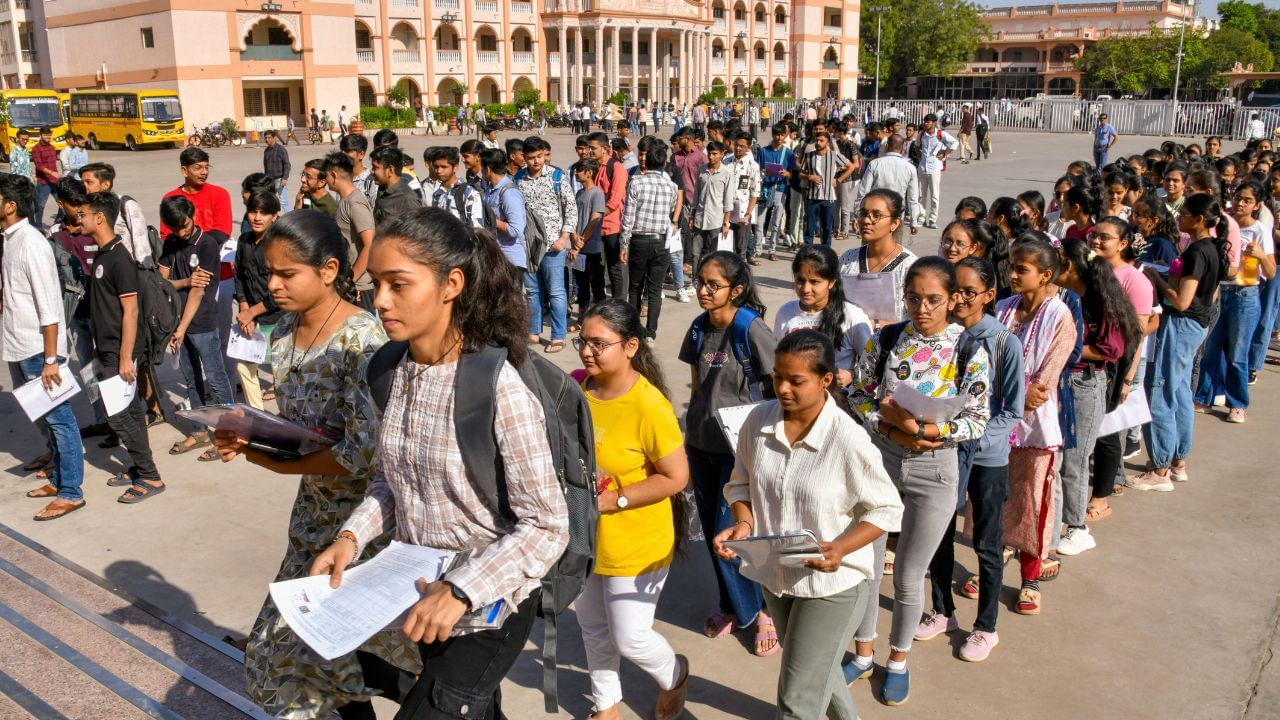 KEAM Rank List 2025 : മന്ത്രി ഉറപ്പ് പറഞ്ഞിട്ടും കീം റാങ്ക് ലിസ്റ്റ് വൈകുന്നു; കാരണം മുഖ്യമന്ത്രിയുടെ ഓഫീസ്?