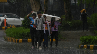 Kerala Rain Alert: മഴ പോയിട്ടില്ല, ഇന്നും നാളെയും ഒറ്റപ്പെട്ട ശക്തമായ മഴ, നാളെ 7 ജില്ലയിൽ അലർട്ട്