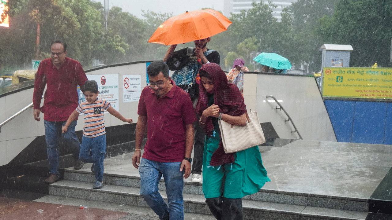 Kerala Weather Update: സംസ്ഥാനത്ത് വീണ്ടും മഴ കനക്കുന്നു; 9 ജില്ലകളിൽ ഇന്ന് യെല്ലോ അലർട്ട്, നാളെ മുതൽ ഓറഞ്ച് അലേർട്ടും Kerala Weather Update: സംസ്ഥാനത്ത് വീണ്ടും മഴ കനക്കുന്നു; 9 ജില്ലകളിൽ ഇന്ന് യെല്ലോ അലർട്ട്, നാളെ മുതൽ ഓറഞ്ച് അലേർട്ടും