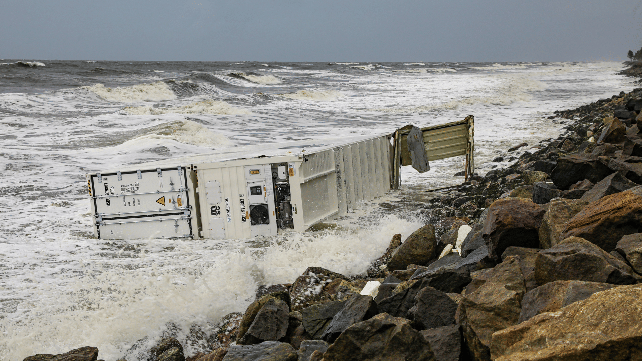 Kochi Ship Accident: കപ്പൽ അപകടം; മത്സ്യത്തൊഴിലാളികൾക്ക് 10 കോടി 55 ലക്ഷം സഹായം പ്രഖ്യാപിച്ച് സർക്കാർ