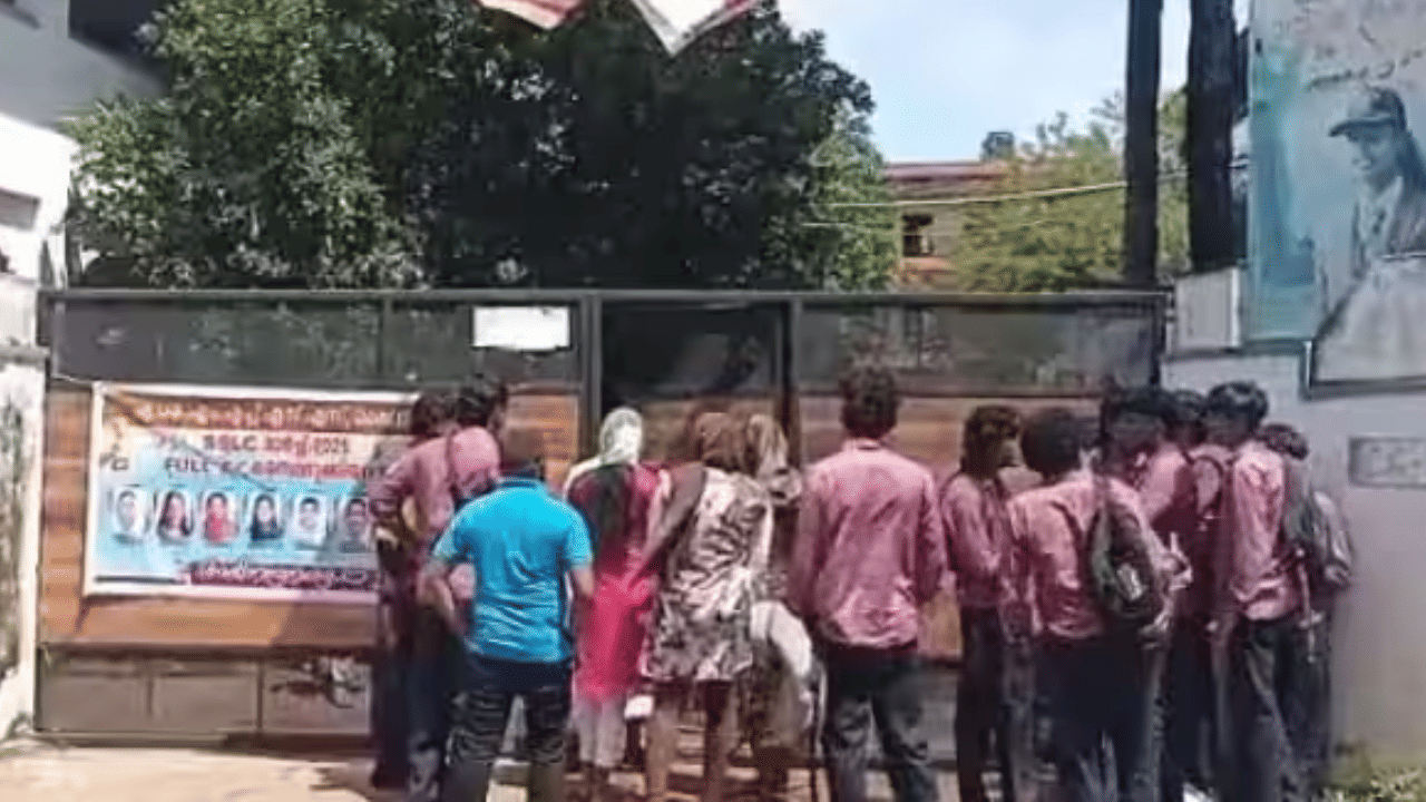 Student Haircut Issue: മുടി വെട്ടിയില്ല; കൊല്ലത്ത് 14 വിദ്യാർത്ഥികളെ ക്ലാസിൽ കയറ്റാതെ മഴയത്ത് നിർത്തിയെന്ന് പരാതി