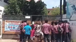 Student Haircut Issue: മുടി വെട്ടിയില്ല; കൊല്ലത്ത് 14 വിദ്യാർത്ഥികളെ ക്ലാസിൽ കയറ്റാതെ മഴയത്ത് നിർത്തിയെന്ന് പരാതി