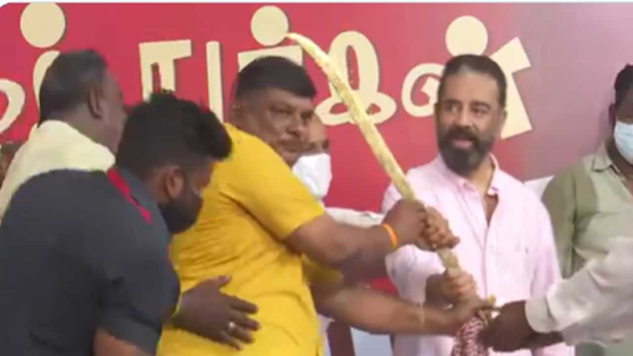 Kamal Haasan: അത് തന്റെ കൈയില്‍ വച്ചാല്‍ മതി, വാള്‍ കൊടുത്തയാളുടെ നേരെ കണ്ണുരുട്ടി കമല്‍ഹാസന്‍