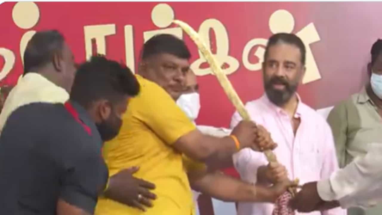 Kamal Haasan: അത് തന്റെ കൈയില് വച്ചാല് മതി, വാള് കൊടുത്തയാളുടെ നേരെ കണ്ണുരുട്ടി കമല്ഹാസന് Kamal Haasan: അത് തന്റെ കൈയില് വച്ചാല് മതി, വാള് കൊടുത്തയാളുടെ നേരെ കണ്ണുരുട്ടി കമല്ഹാസന്