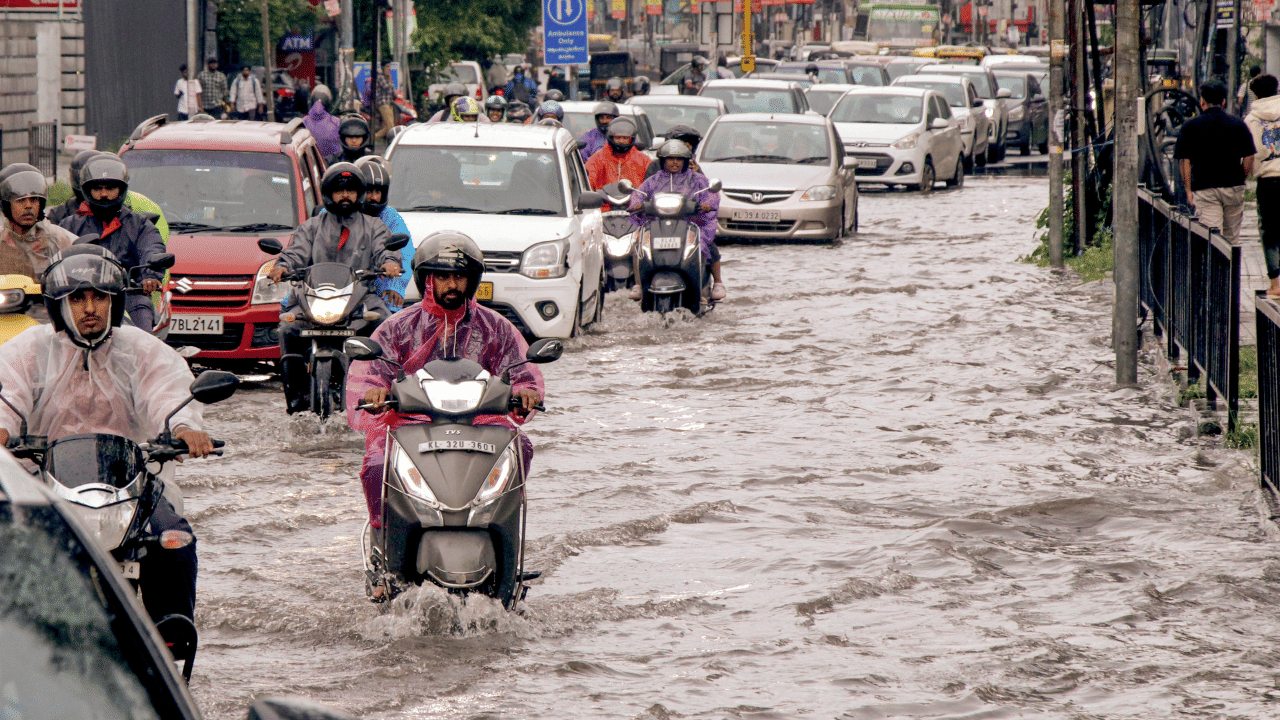 Kerala Flood Alert: പെരുമഴ! നദികളിൽ ജലനിരപ്പ് ഉയരുന്നു; പ്രളയ സാധ്യത മുന്നറിയിപ്പ്, ജാ​ഗ്രത