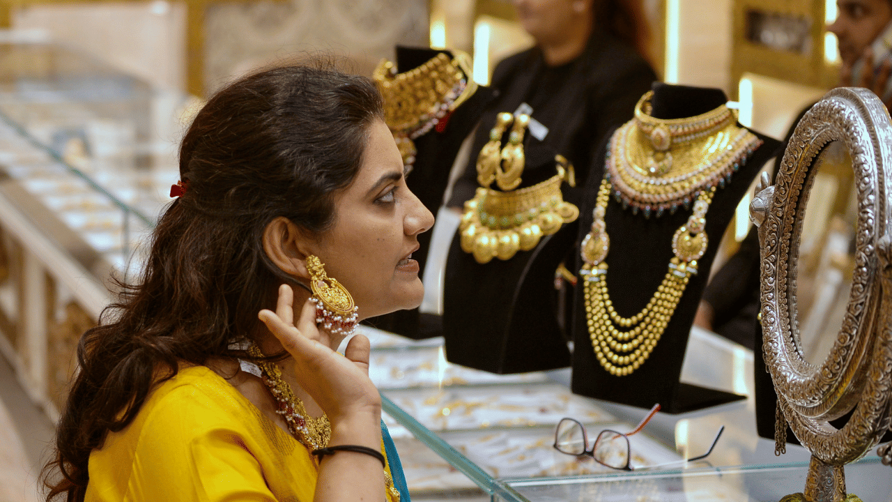 Kerala Gold Rate: ഇടിഞ്ഞു താണു..! സ്വർണവില ഈ മാസത്തെ ഏറ്റവും കുറഞ്ഞ നിരക്കിൽ