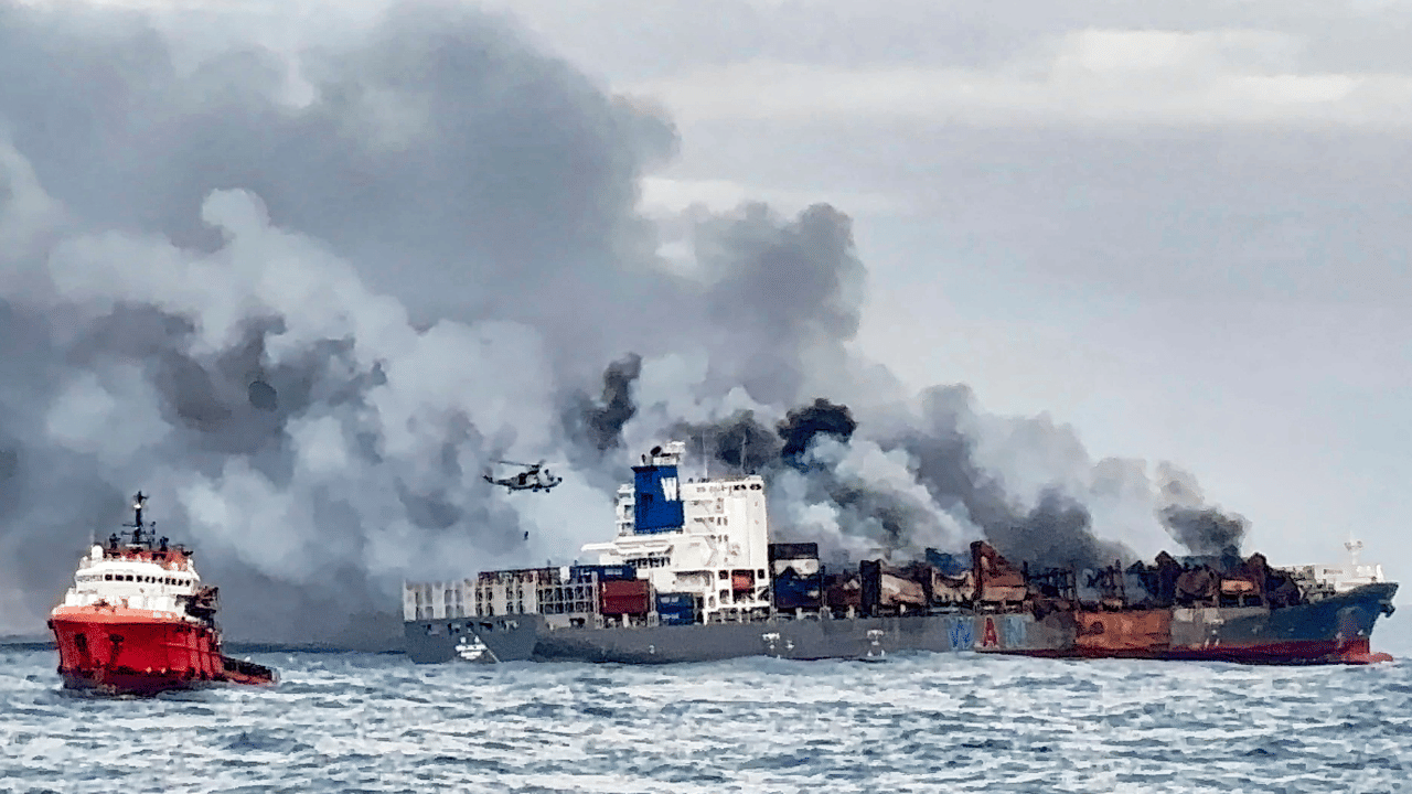 Kerala Ship Accident: വാൻഹായ് കപ്പലിലെ കണ്ടെയ്‌നറുകൾ തിങ്കളാഴ്ച മുതൽ ഈ ജില്ലകളുടെ തീരത്തടിഞ്ഞേക്കാം; തൊടരുത്