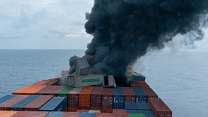 Kozhikode Cargo Ship Fire : ആസിഡും, ഗൺ പൗഡറും, കണ്ടെയ്നറുകളിൽ ഉള്ളത് തനിയെ തീപിടിക്കുന്ന അപകടകരമായ രാസവസ്തുക്കൾ Kozhikode Cargo Ship Fire : ആസിഡും, ഗൺ പൗഡറും, കണ്ടെയ്നറുകളിൽ ഉള്ളത് തനിയെ തീപിടിക്കുന്ന അപകടകരമായ രാസവസ്തുക്കൾ