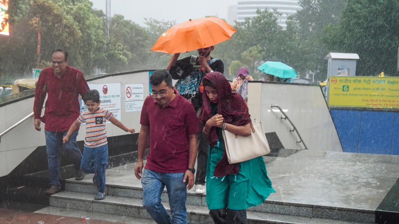 Kerala Rain alert : ഇനിയും കനക്കും പെരുമഴ, സംസ്ഥാനത്ത് 18 വരെ തീവ്രമഴയ്ക്കും കാറ്റിനും സാധ്യത Kerala Rain alert : ഇനിയും കനക്കും പെരുമഴ, സംസ്ഥാനത്ത് 18 വരെ തീവ്രമഴയ്ക്കും കാറ്റിനും സാധ്യത