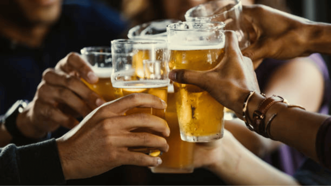 Kochi Bar Stabbing; ഡിജെ പാർട്ടികിടെ കൊച്ചിയിൽ സംഘർഷം; യുവാവിനെ യുവതി കുപ്പി പൊട്ടിച്ചു കുത്തി, ബാറിൽ സിനിമാ താരങ്ങളും