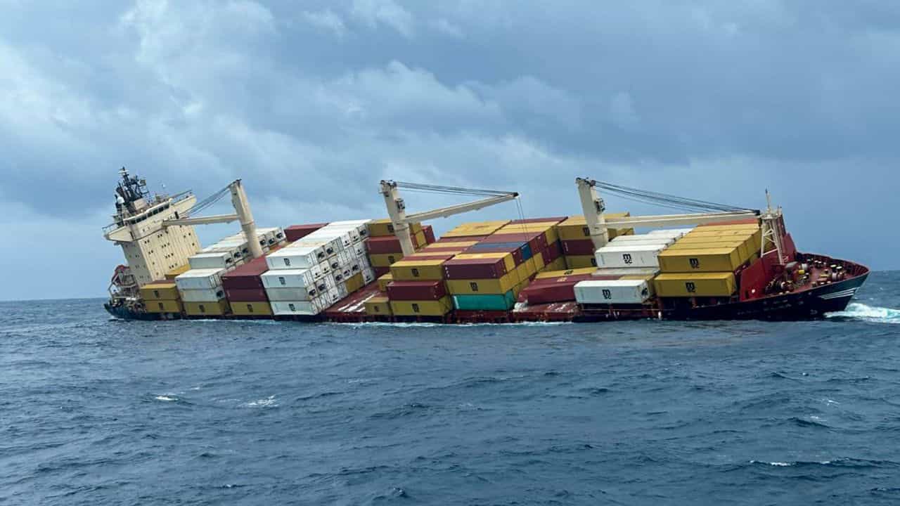 Kochi Ship Accident : മുങ്ങിയ കപ്പലിൽ എന്തെല്ലാം? പരിണതഫലം എന്താണെന്ന് ജനങ്ങൾക്ക് അറിയാൻ അവകാശമുണ്ടെന്ന് ഹൈക്കോടതി