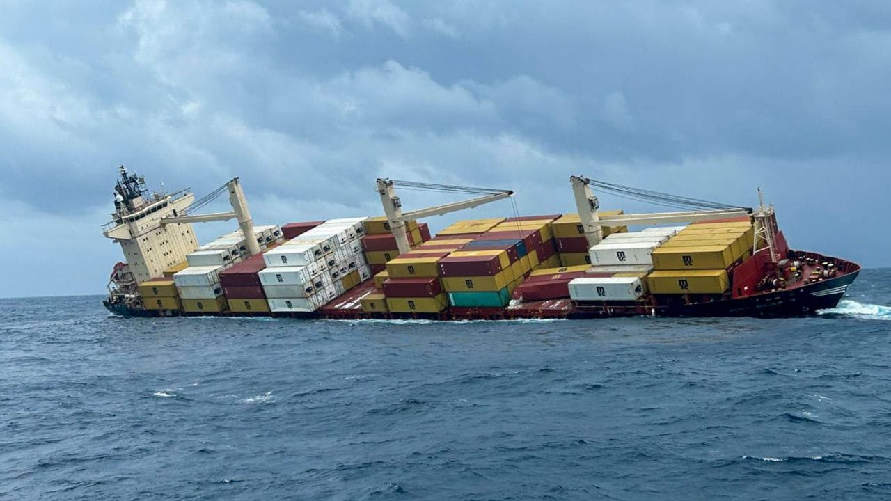 Kochi Ship Accident : മുങ്ങിയ കപ്പലിൽ എന്തെല്ലാം? പരിണതഫലം എന്താണെന്ന് ജനങ്ങൾക്ക് അറിയാൻ അവകാശമുണ്ടെന്ന് ഹൈക്കോടതി