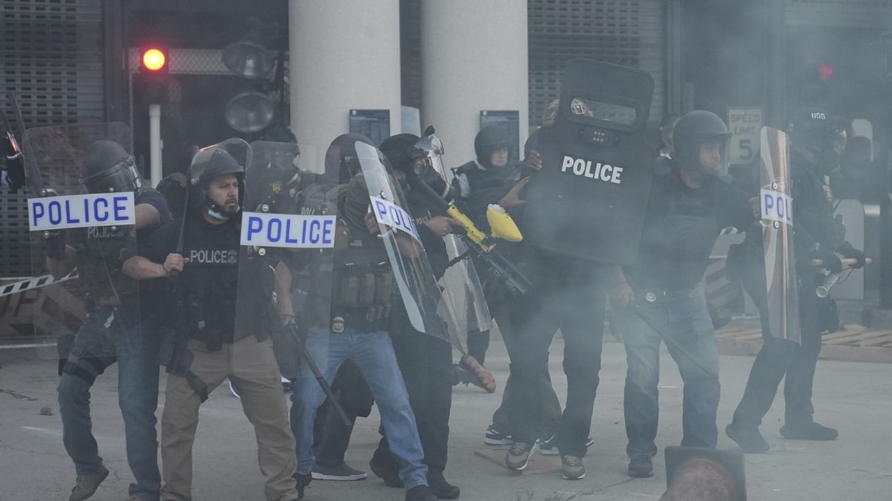 Los Angeles Protests: കാറുകള്‍ അഗ്നിക്കിരയാക്കി, നിരത്തുകളിലെങ്ങും സുരക്ഷാ ഉദ്യോഗസ്ഥര്‍, പ്രതിഷേധത്തീയിലുരുകി ലോസ് ഏഞ്ചല്‍സ്