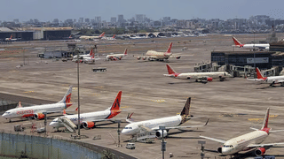 Viral Video: നീന്തി കുളിക്കാൻ ഇഴഞ്ഞെത്തി! വെള്ളച്ചാട്ടത്തിൽ പാമ്പ്; പരിഭ്രാന്തരായി വിനോദ സഞ്ചാരികൾ