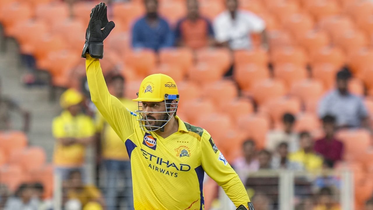 ക്രിക്കറ്റ് ലോകം എംഎസ് ധോണിക്ക് സമ്മാനിച്ച ഒരു പേരുണ്ട്. ക്യാപ്റ്റന്‍ കൂള്‍. ക്യാപ്റ്റനായി ടീമിനു വേണ്ടി മുന്നില്‍ നിന്നു പോരാടുമ്പോഴും ശാന്തശീലനായാണ് പലപ്പോഴും ധോണിയെ ഗ്രൗണ്ടില്‍ കണ്ടിട്ടുള്ളത് (Image Credits: PTI)