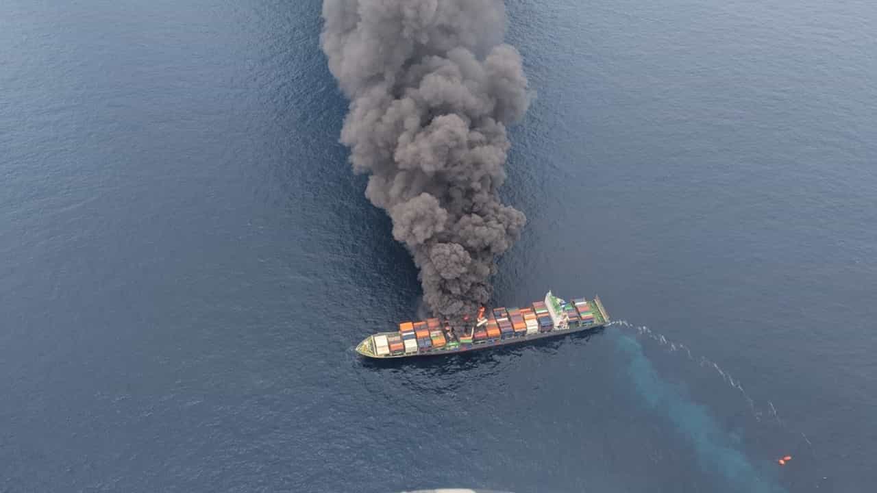 Kerala Ship Accident: തീപിടിച്ച കപ്പലിലുണ്ടായിരുന്നവരെ മംഗളൂരുവിലെത്തിച്ചു, രണ്ട് പേരുടെ നില ഗുരുതരം