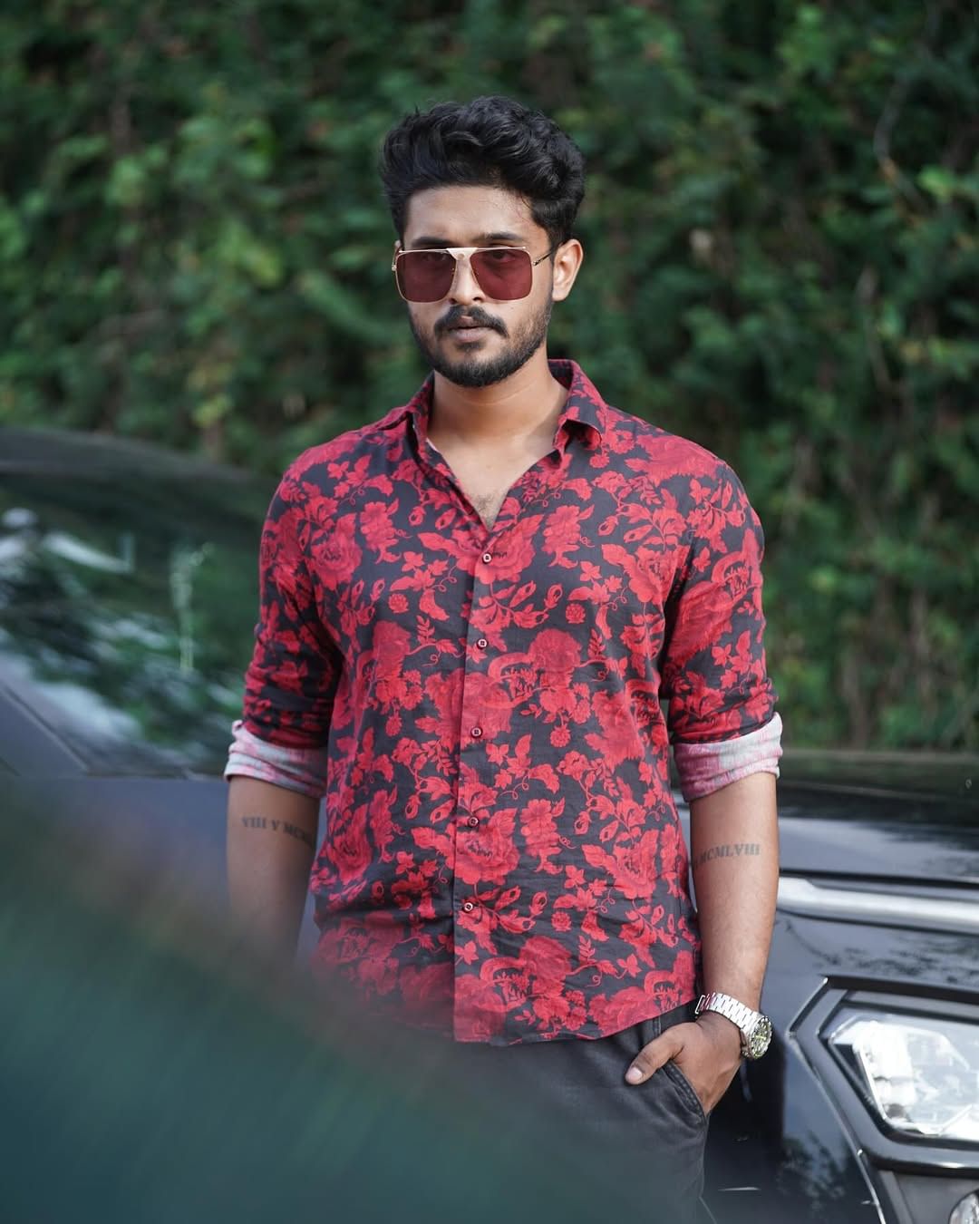 ഇതിനിടയില്‍ മാധവ് സുരേഷിന്റെ പ്രവൃത്തിക്കെതിരെ രംഗത്തെത്തിയിരിക്കുകയാണ് നെറ്റിസണ്‍സ്. ട്രെയിലര്‍ പ്രദര്‍ശിപ്പിക്കുന്നതിനിടെ സുരേഷ് ഗോപിയുടെ പുറകില്‍ സോഫയിലിരുന്ന മാധവ്, അവിടെ നിന്നും എഴുന്നേറ്റ് അച്ഛനോട് ചേര്‍ന്ന് നിലത്തിരുന്നു. ഇതാണ് വിമര്‍ശനത്തിന് കാരണമായത്.