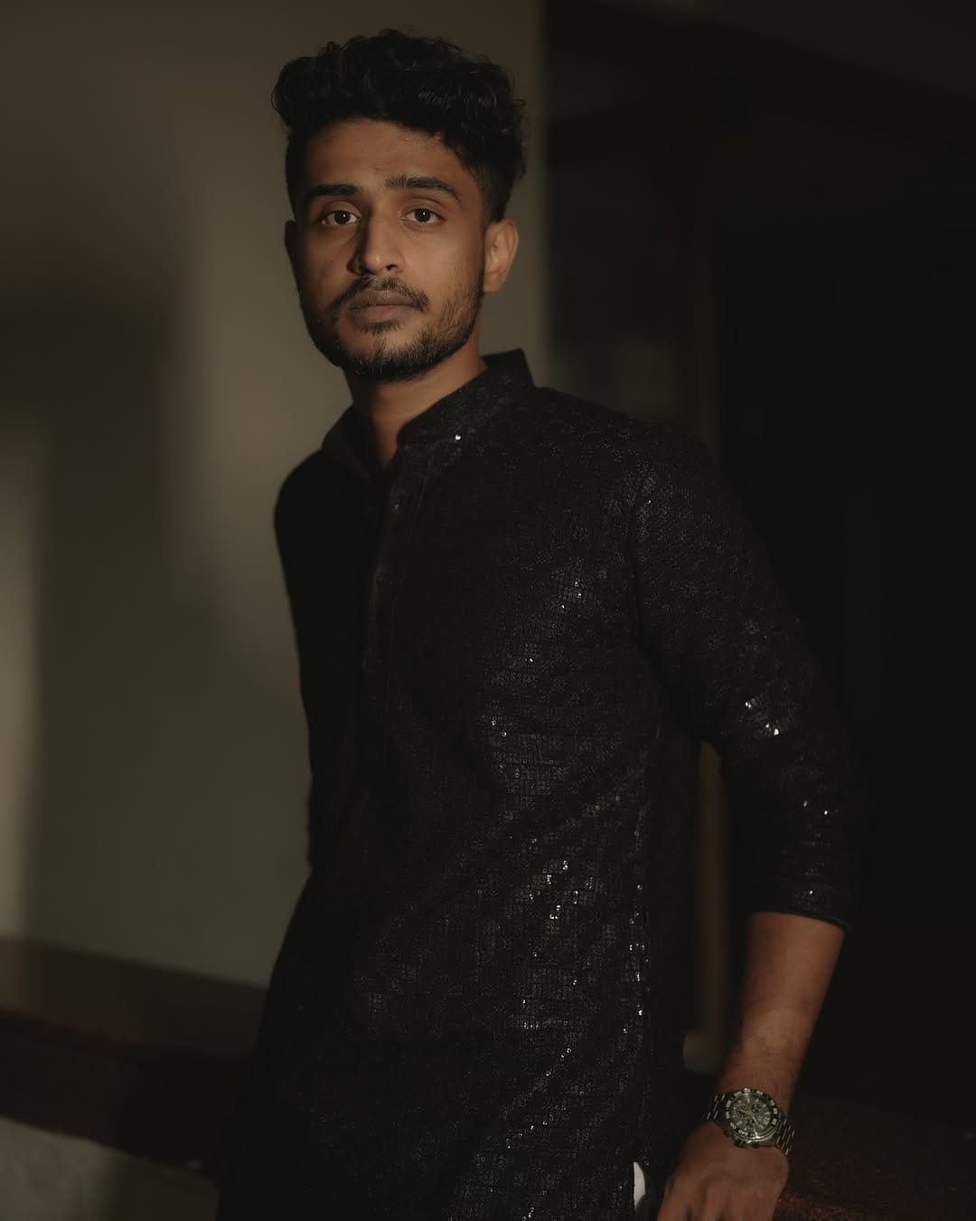 ക്യാമറ കാണുമ്പോള്‍ മാത്രം വരുന്ന അനുസരണ കിടിലം തന്നെ, കാണിക്കാന്‍ വേണ്ടി ചെയ്തതാണെങ്കില്‍ ഞങ്ങള്‍ കണ്ട് കഴിഞ്ഞു, ശരി നീ നല്ലൊരു മകനാണ് തുടങ്ങിയ കമന്റുകളാണ് താരത്തെ വിമര്‍ശിച്ച് വീഡിയോക്ക് താഴെയെത്തുന്നത്. 

