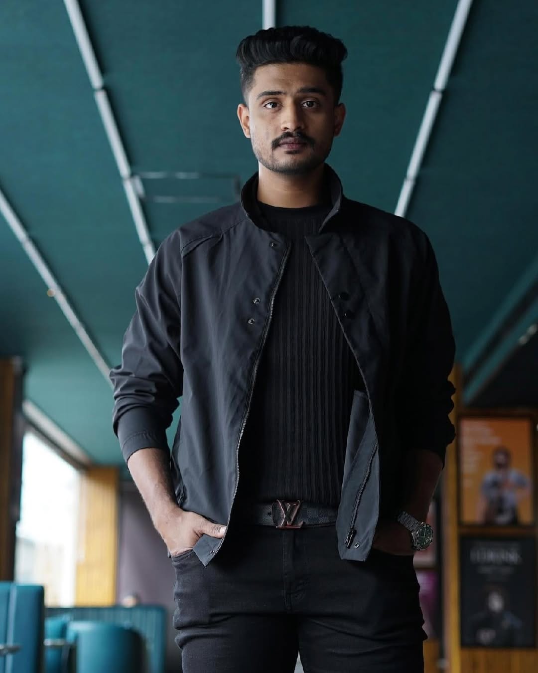 മാധവ് മനപൂര്‍വം നിലത്തിരുന്നതാണെന്നാണ് സോഷ്യല്‍ മീഡിയയില്‍ ഉയരുന്ന വിമര്‍ശനം. കുടുംബം മുഴുവന്‍ ഇങ്ങനെയാണെന്ന് തോന്നുന്നുണ്ട്. സുരേഷ് ഗോപിയുടെ മൂത്ത മകനാണ് തമ്മില്‍ ഭേദം. 

