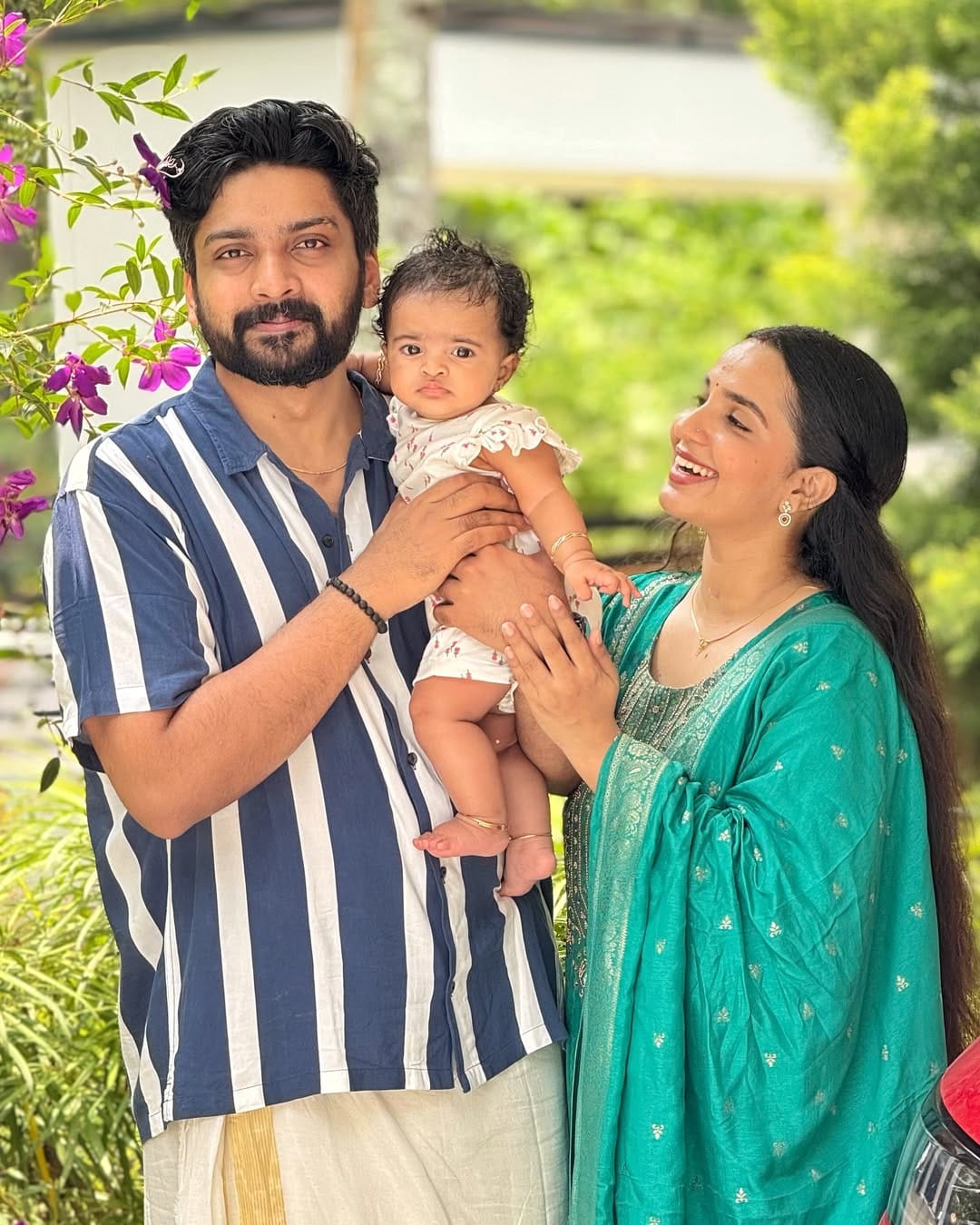 തേജസിന്റെ അമ്മയുടെ പിറന്നാളിന് പോകാന്‍ സാധിക്കാതിരുന്നതിനെ കുറിച്ചും മാളവിക സംസാരിച്ചു. അമ്മയുടെ അറുപതാം പിറന്നാളിന് പോകാതിരുന്നത് മോശമായിപ്പോയെന്ന് പലരും പറഞ്ഞു. തന്റെ അച്ഛന്റെ ശ്രാദ്ധം ആയിരുന്നു അന്ന്. അതിനാലാണ് പോകാതിരുന്നത്. 

