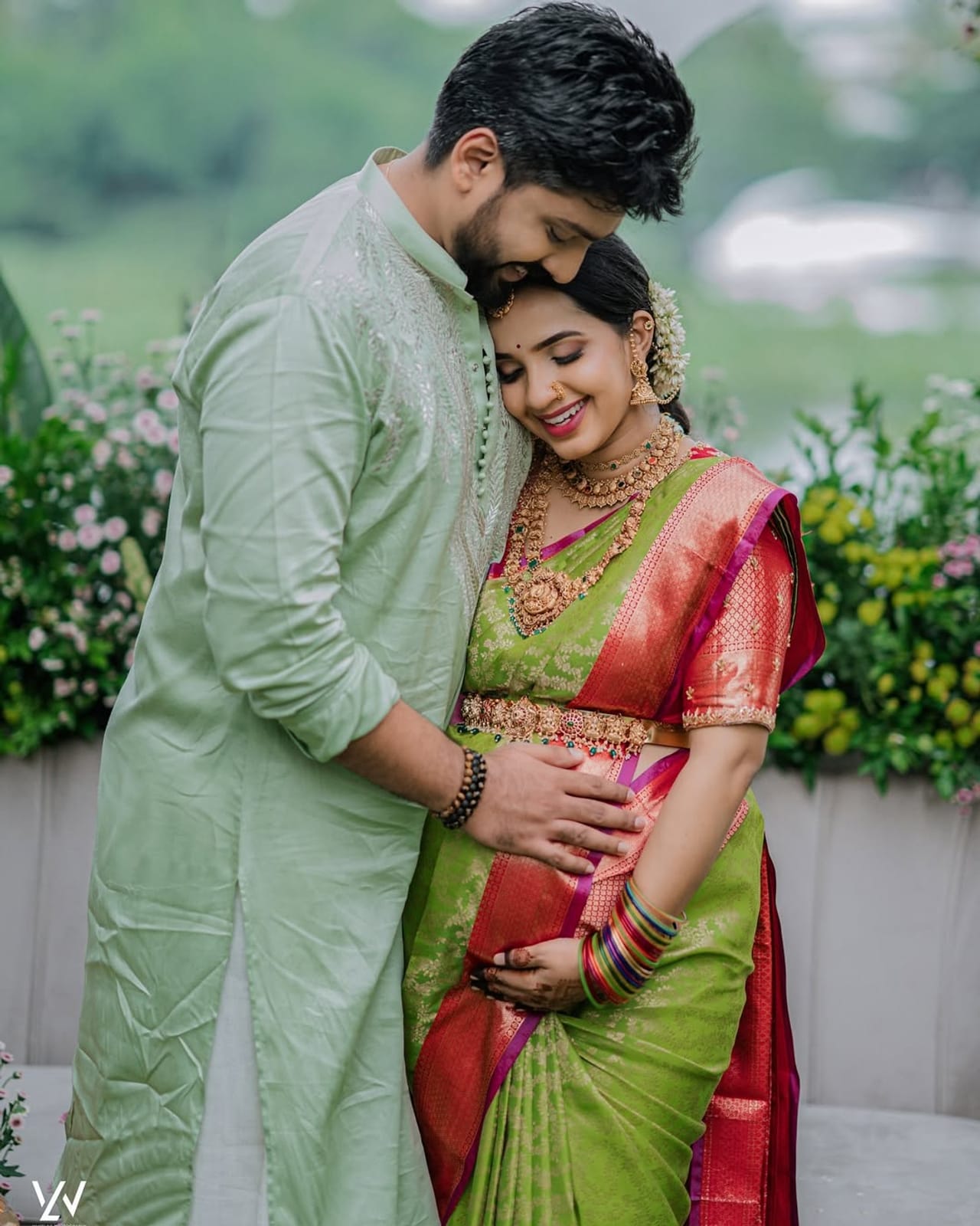 മകള്‍ ജനിച്ചത് മുതല്‍ തേജസ് മാളവികയോടൊപ്പം തന്നെയുണ്ട്. മെര്‍ച്ചന്റ് നേവി ഉദ്യോഗസ്ഥനായ തേജസ് ജ്യോതി എന്തുകൊണ്ടാണ് തിരികെ പോകാത്തതെന്ന സംശയം ഇതോടെ ആരാധകരില്‍ ഉടലെടുത്തു. അത്തരം സംശയങ്ങള്‍ക്കെല്ലാം ഉത്തരം നല്‍കിയിരിക്കുകയാണ് മാളവിക ഇപ്പോള്‍. (Image Credits: Instagram)