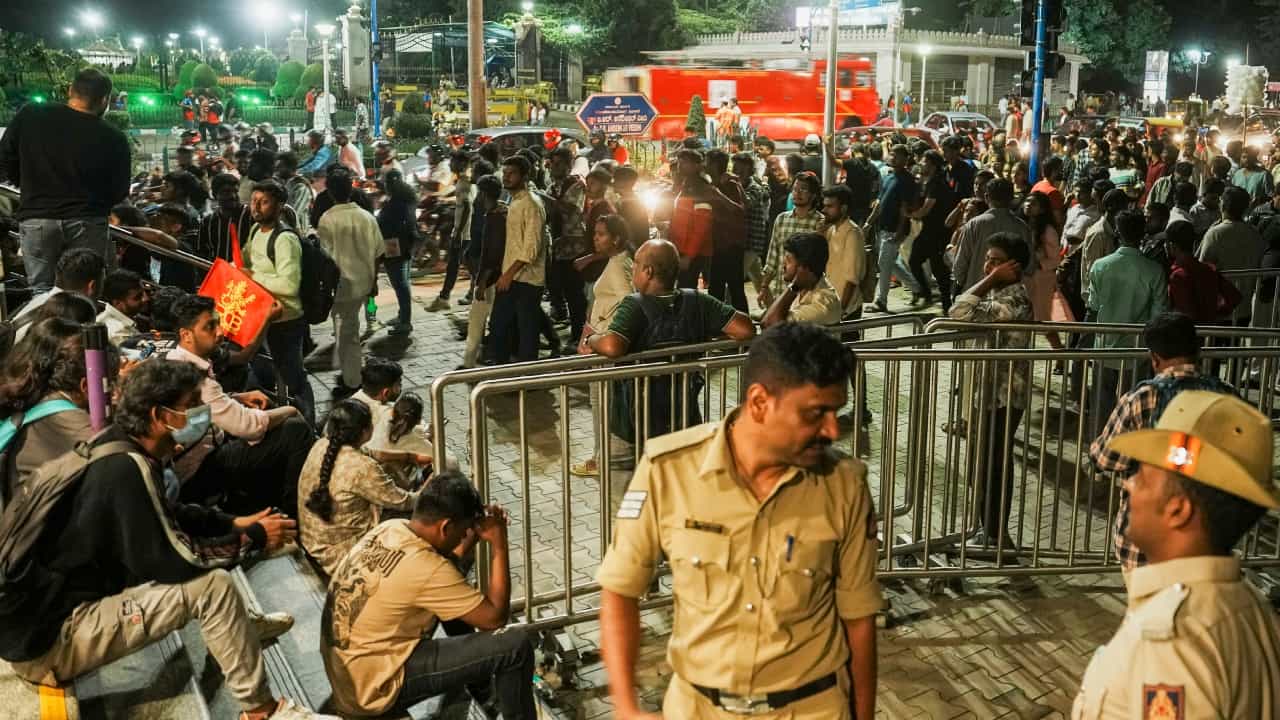 Bengaluru Stampede: ചിന്നസ്വാമി ദുരന്തത്തിൽ മലയാളി അടക്കം അറസ്റ്റിൽ; കമ്മീഷണർ അടക്കം അഞ്ച് പോലീസ് ഉദ്യോഗസ്ഥർക്ക് സസ്പൻഷൻ