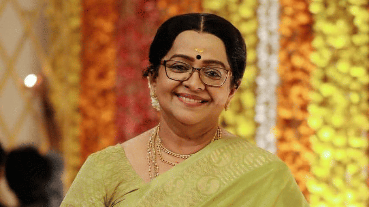 Mallika Sukumaran: സുകുവേട്ടൻ മക്കൾക്ക് പേരിട്ടത് ആ ഒരു നി‍ർബന്ധത്തിൽ, ഇടതുപക്ഷ ചിന്താ​ഗതിയിലാണ് അങ്ങനെ പറഞ്ഞത്; മല്ലിക സുകുമാരൻ