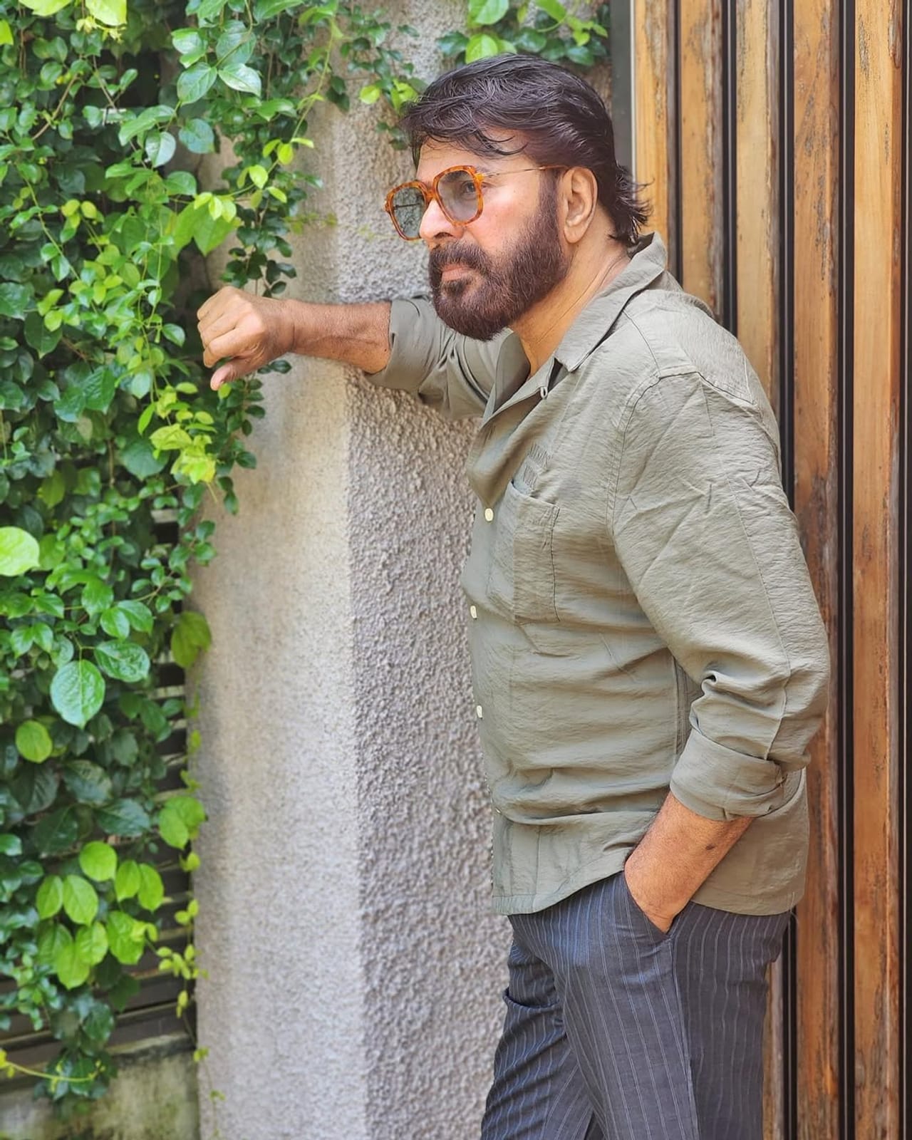 മമ്മൂട്ടി എന്ന നടന് ക്യാന്‍സര്‍ എങ്ങനെ വന്നുവന്ന അമ്പരപ്പിലായിരുന്നു ആരാധകര്‍. എന്നാല്‍ അദ്ദേഹത്തിന്റെ കുടുംബമോ ടീമോ അക്കാര്യം ഇതുവരേക്കും സ്ഥിരീകരിച്ചിട്ടില്ല. ഇപ്പോഴിതാ മമ്മൂട്ടിയെ കുറിച്ച് സംസാരിക്കുകയാണ് സംവിധായകന്‍ ശാന്തിവിള ദിനേശ്. തന്റെ യൂട്യൂബ് ചാനലിലൂടെയാണ് പ്രതികരണം. (Image Credits: Instagram)