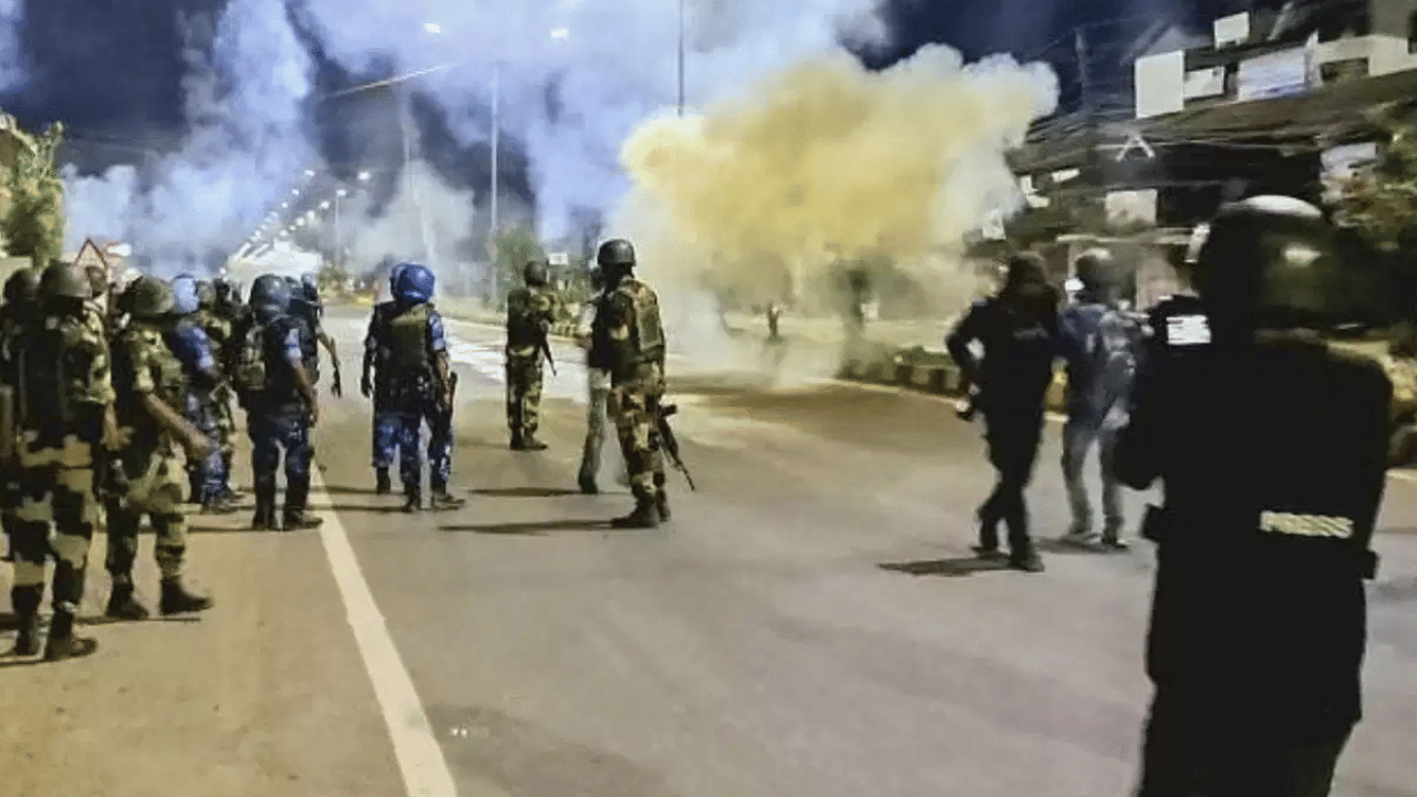 Manipur Violence: മണിപ്പൂരിൽ വീണ്ടും സംഘർഷം; അഞ്ച് ജില്ലകളിൽ ഇന്റർനെറ്റ് സേവനങ്ങൾ റദ്ദാക്കി Manipur Violence: മണിപ്പൂരിൽ വീണ്ടും സംഘർഷം; അഞ്ച് ജില്ലകളിൽ ഇന്റർനെറ്റ് സേവനങ്ങൾ റദ്ദാക്കി