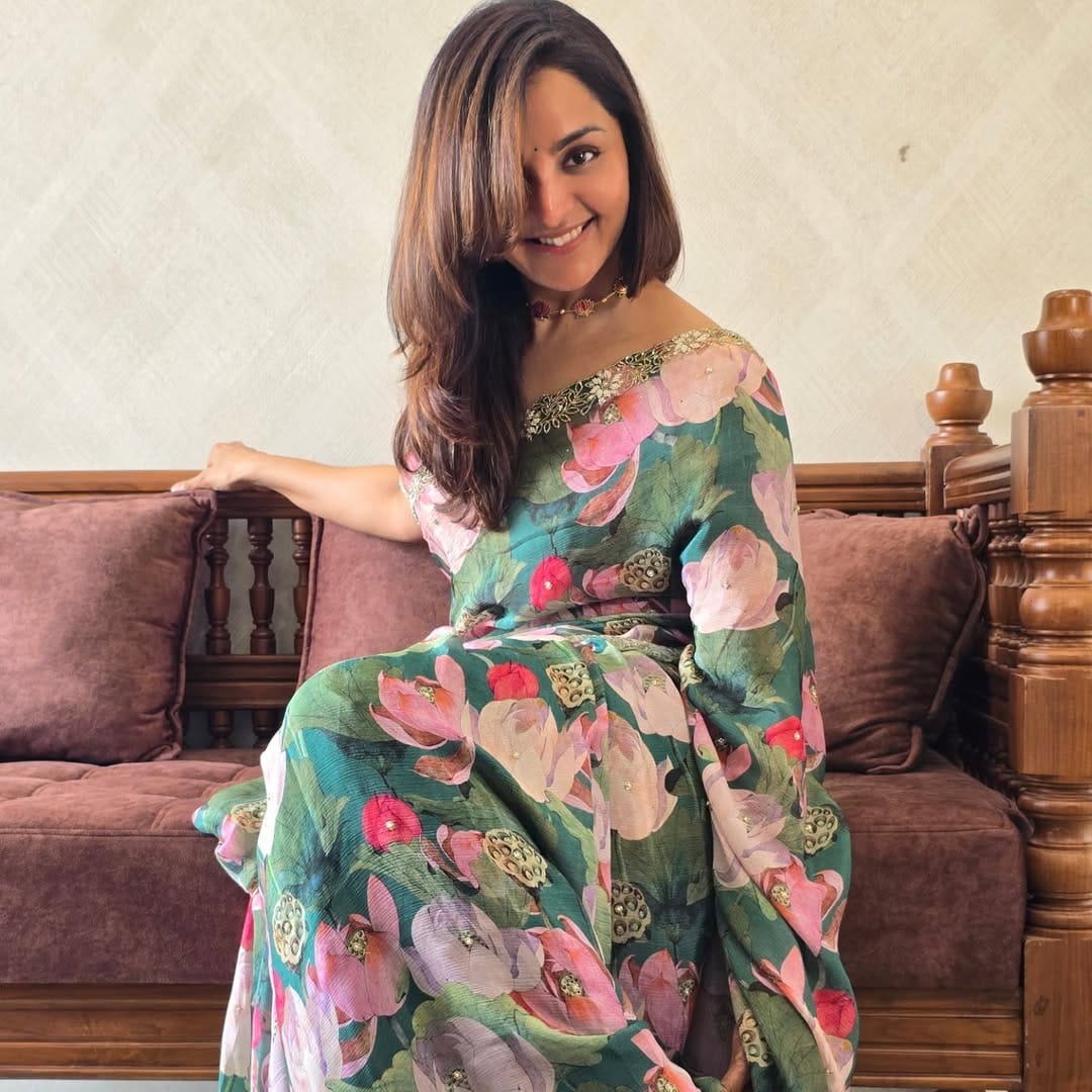 മഞ്ജു വാര്യരുടെ അച്ഛന്‍ മരിച്ചപ്പോള്‍ മഞ്ജുവിന്റെ തൃശൂരിലെ വീട്ടിലേക്ക് മീനാക്ഷി എത്തിയിരുന്നു. ഇപ്പോള്‍ വെറും മീനാക്ഷിയല്ല ഡോക്ടര്‍ മീനാക്ഷിയാണ്. 

