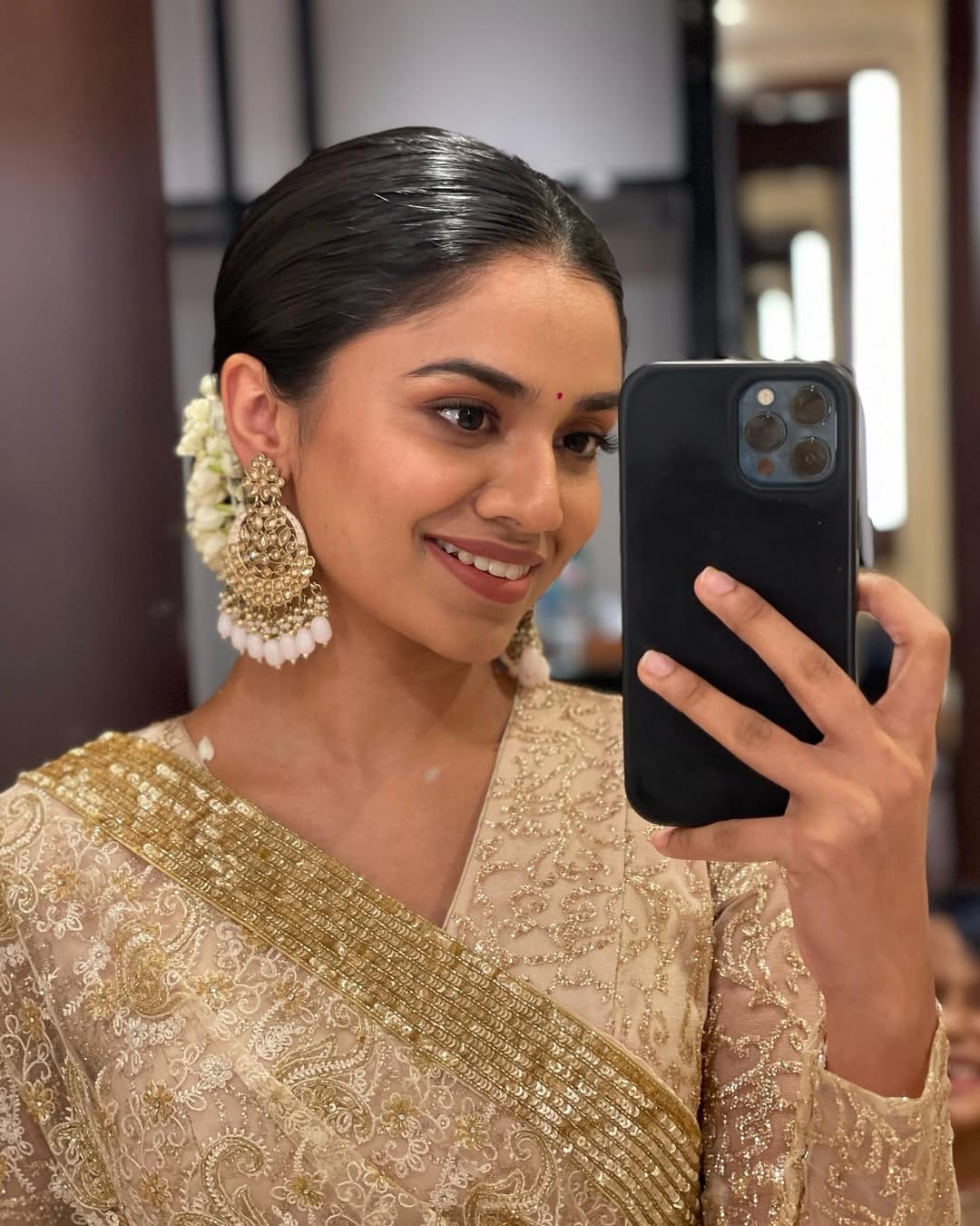 മീനാക്ഷി മഞ്ജുവിനെ ഇന്‍സ്റ്റഗ്രാമില്‍ ഫോളോ ചെയ്തത് വലിയ വാര്‍ത്തയായിരുന്നു. എന്നാല്‍ അധികം വൈകാതെ തന്നെ അണ്‍ഫോളോ ചെയ്തു. എന്നാല്‍ അമ്മ ഇപ്പോഴും മകളെ ഫോളോ ചെയ്യുന്നുണ്ട്. 

