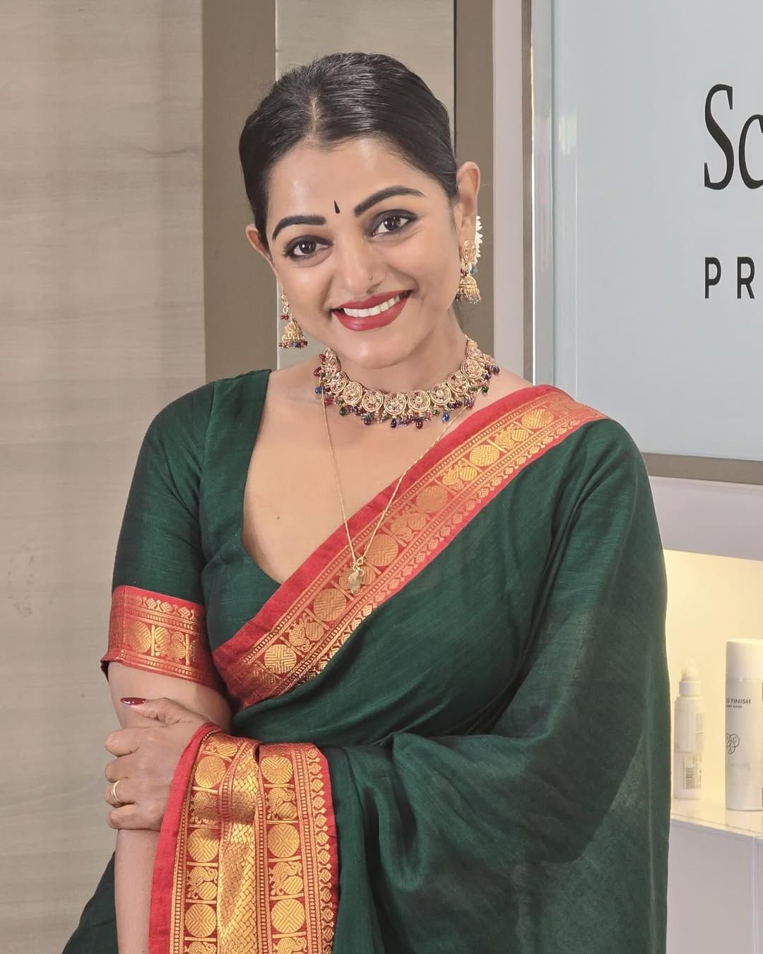 വിമര്ശനങ്ങള് ഇപ്പോള് ശീലമായി. നമ്മള് ആരാണെന്ന് നമുക്ക് ചുറ്റുമുള്ള അഞ്ച് പേര്ക്ക് അറിഞ്ഞാല് പോരെ. എല്ലാവരെയും അറിയിച്ച് ജോലിയില് മുന്നോട്ട് പോകാന് സാധിക്കില്ലെന്നും മീര കൂട്ടിച്ചേര്ത്തു.